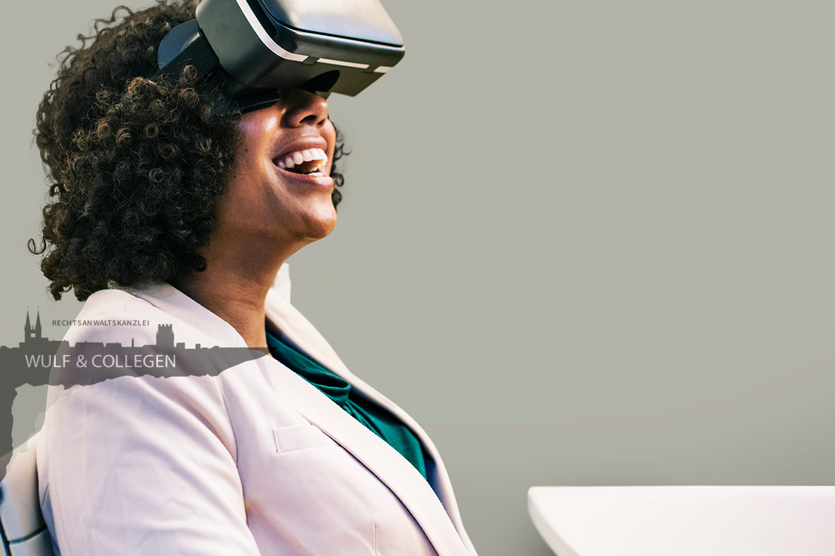 Eine Frau erfreut sich über das, was sie hinter einer VR-Brille sieht
